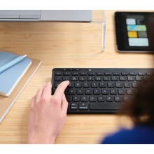 Teclado inalámbrico Trust Lyra compacto y multidispositivo negro